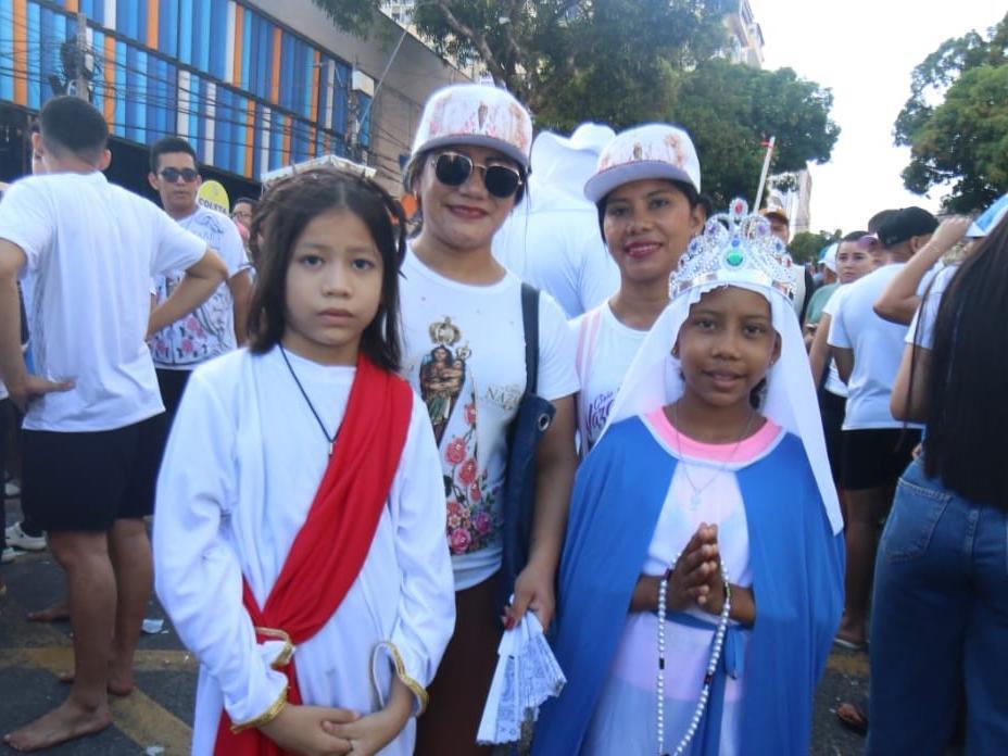 Mãe leva filha vestida de Maria ao Círio para pedir pela saúde da menina